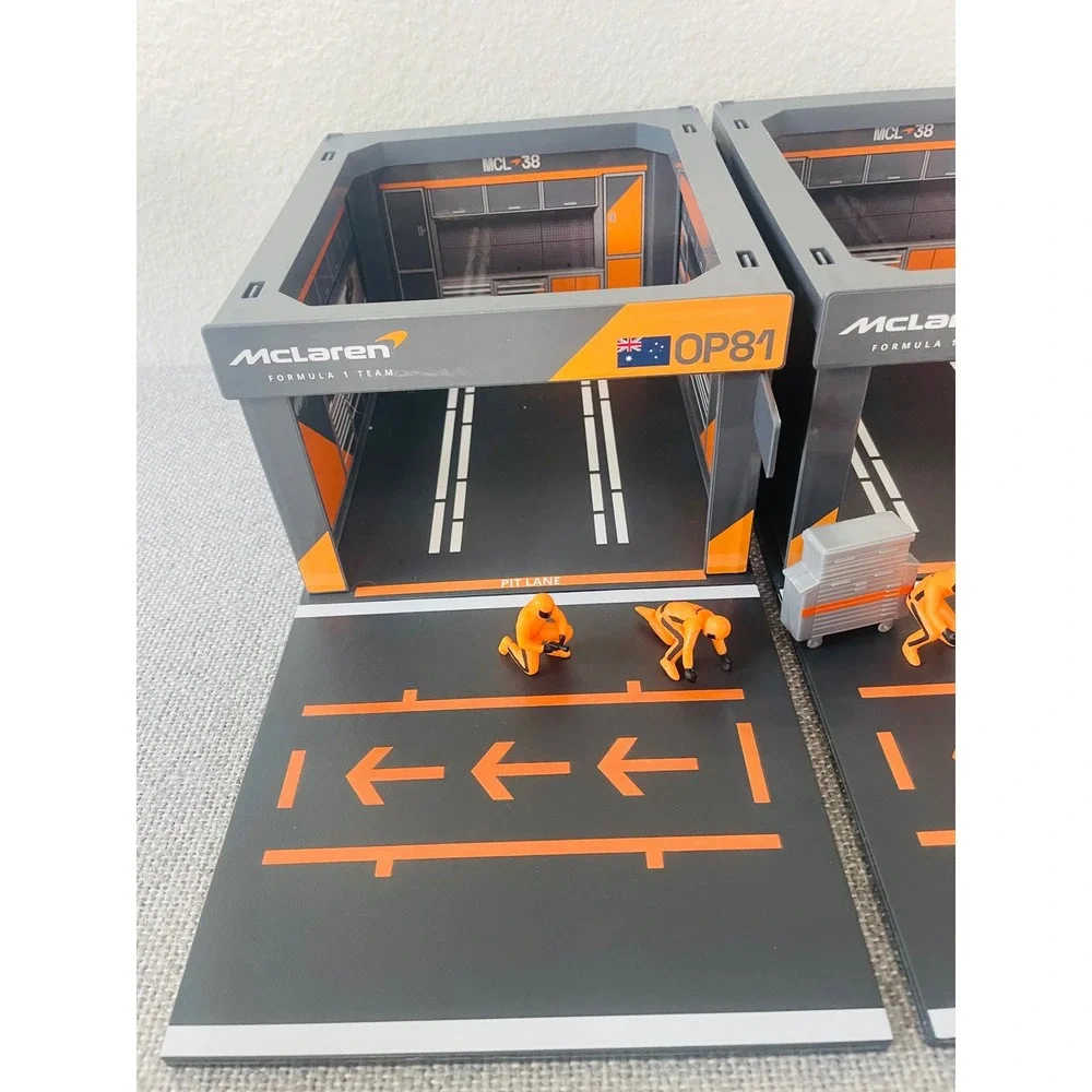 McLaren F1 Team Pit Garage Diorama Lando Norris LN4 Oscar Piastri OP81 Set